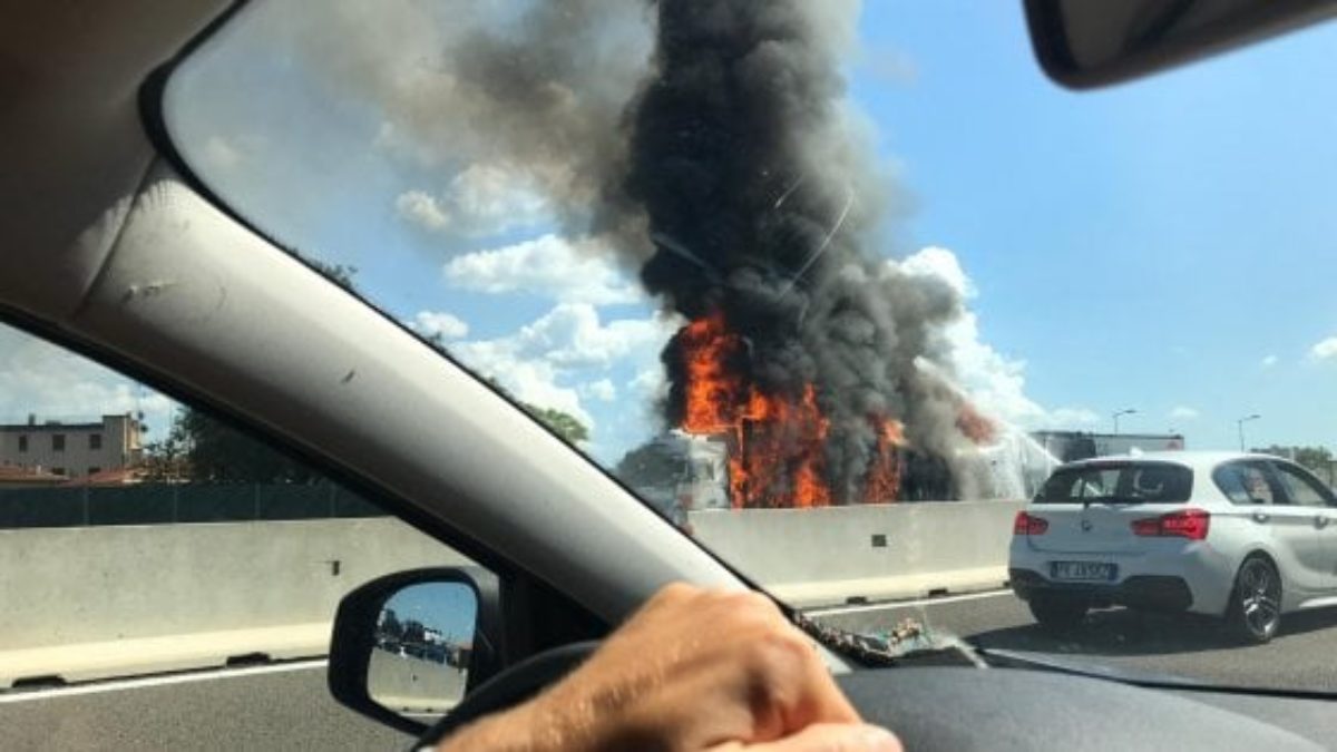 Incidente A14 Due Tir In Fiamme Sul Raccordo A Borgo Panigale Bologna 