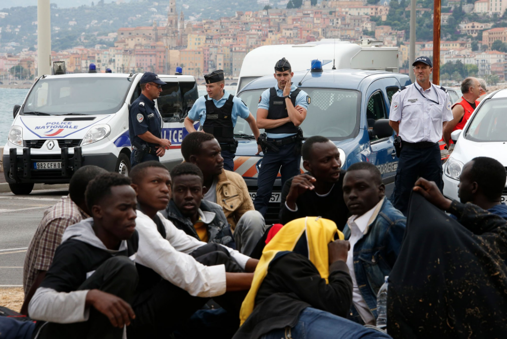 migranti chiusi container confine francia