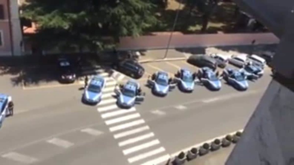 saluto polizia carabiniere ucciso