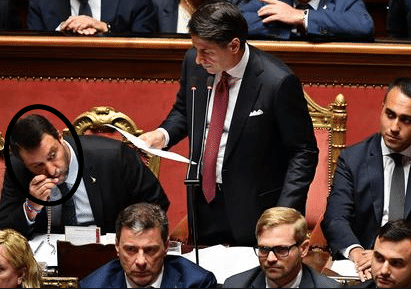 salvini bacia crocifisso conte