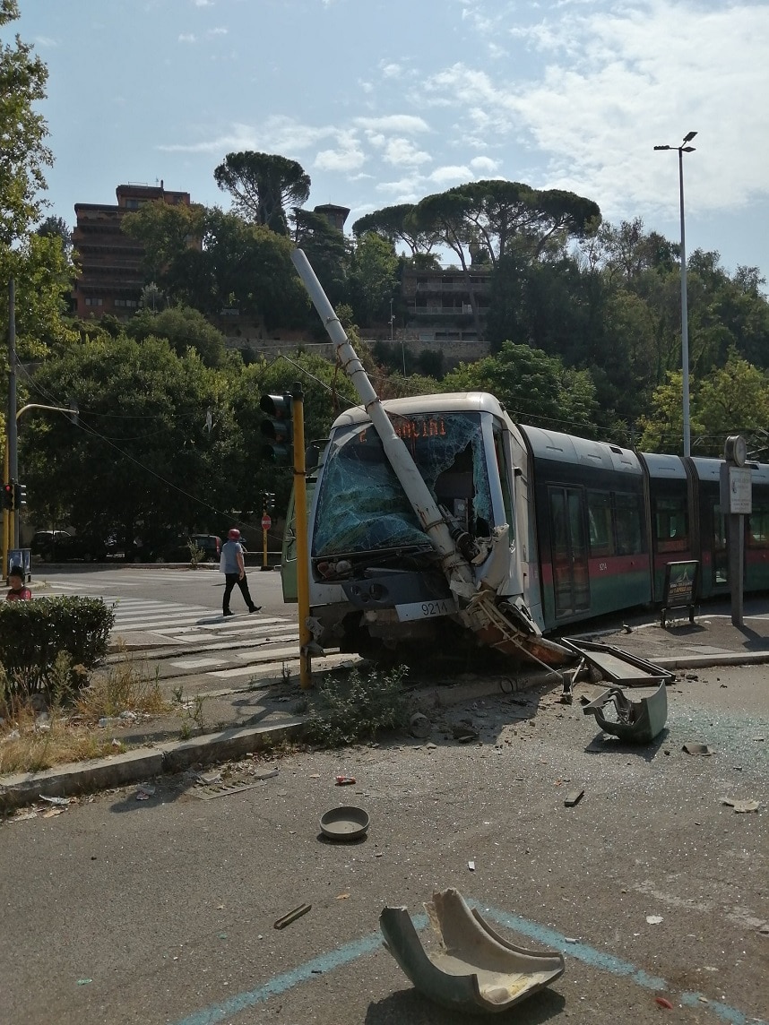 incidente tram roma