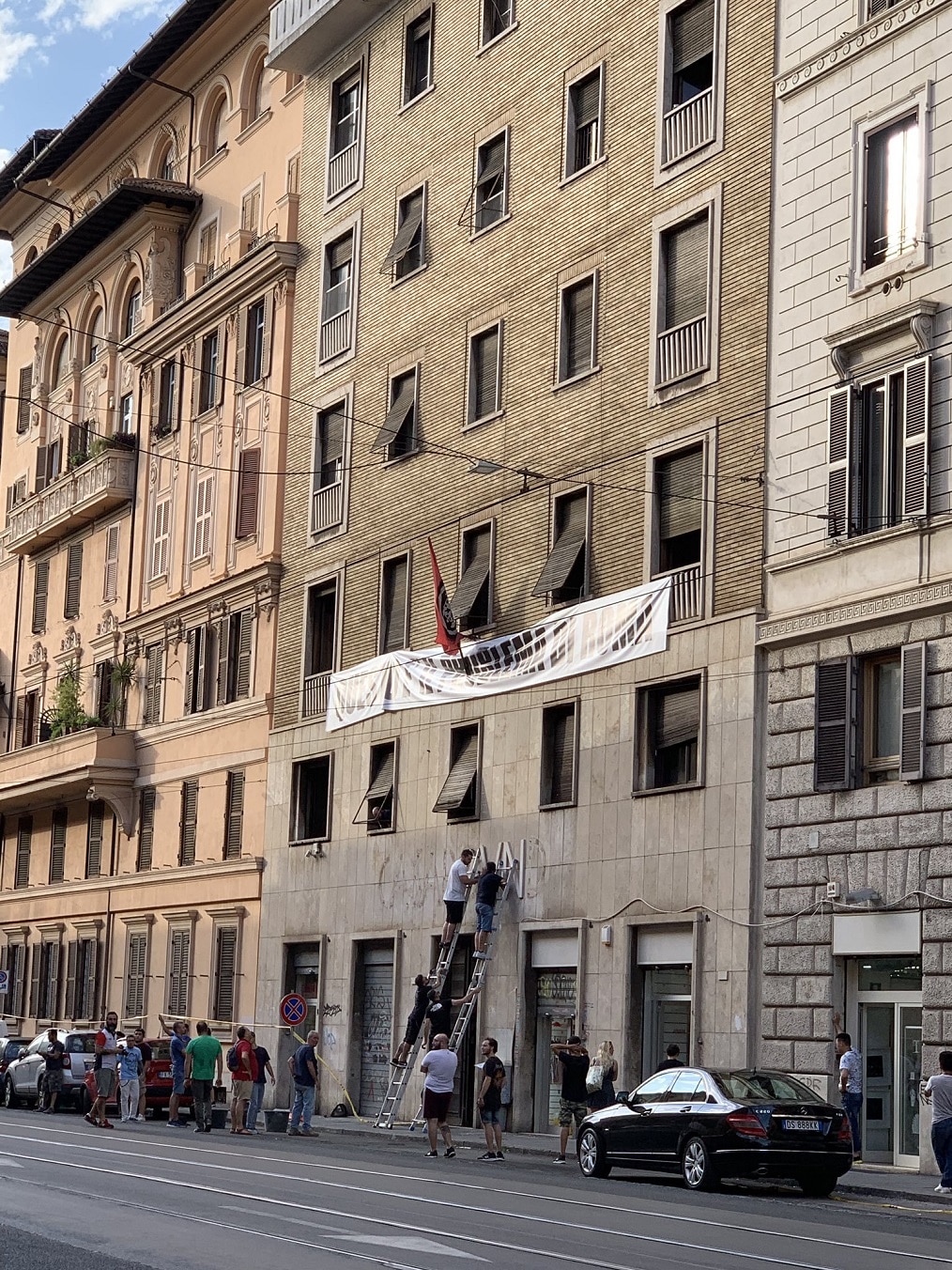 scritta casapound rimossa