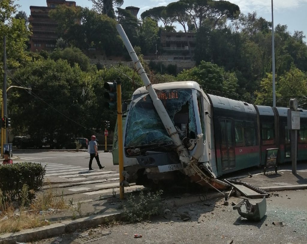 incidente tram roma