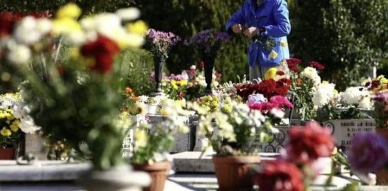 anziani portano fiori tomba