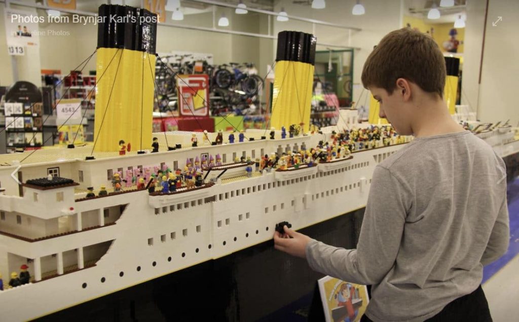 bambino autistico titanic lego gigante
