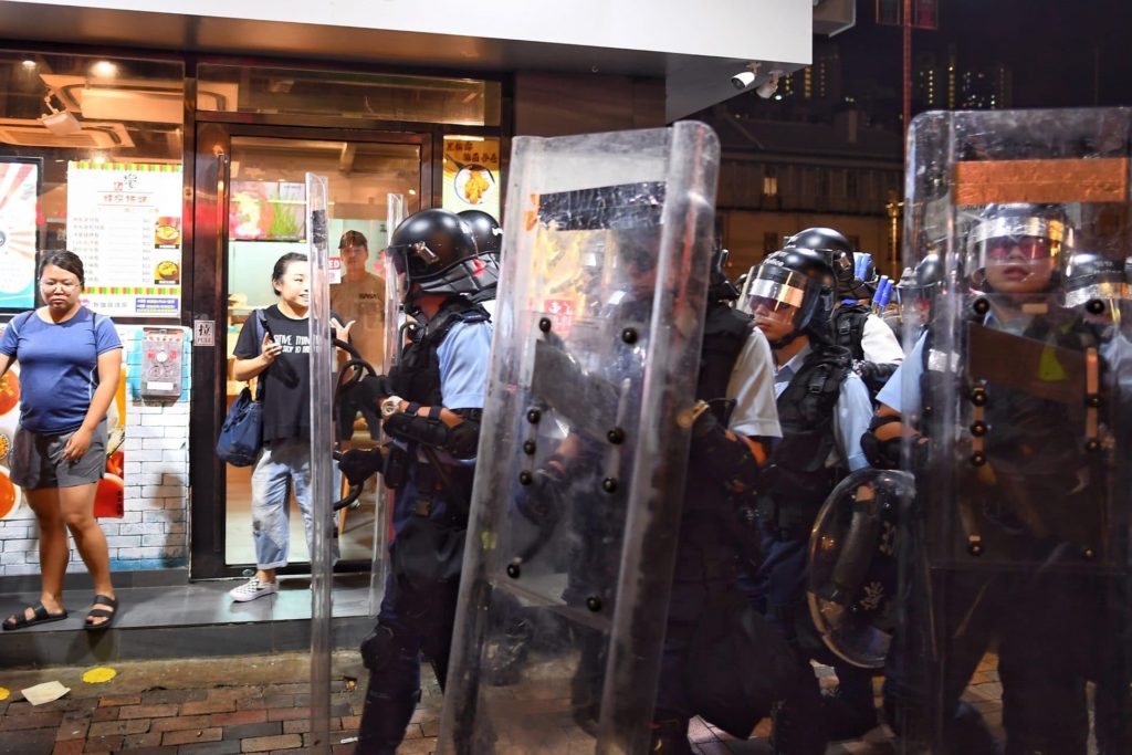 hong kong polizia lacrimogeni