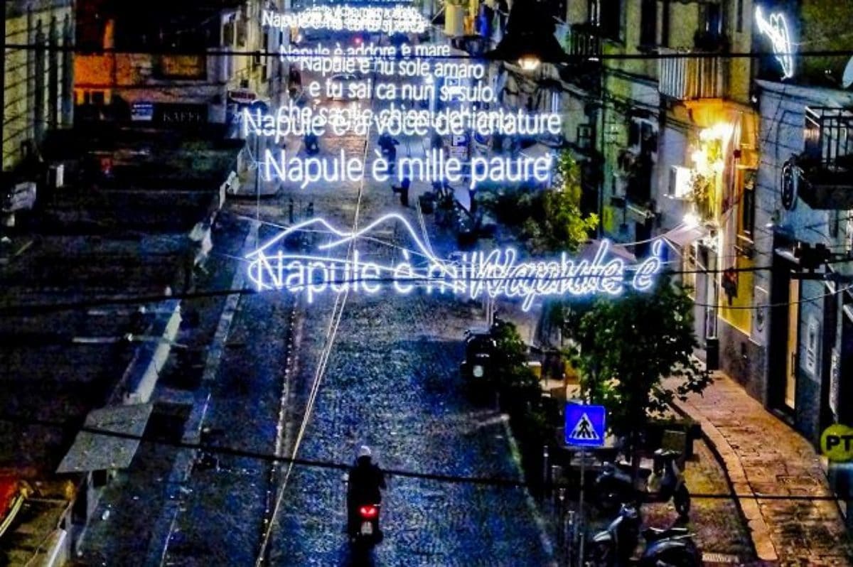 Le luminarie dedicate a Pino Daniele illumina le vie di Napoli