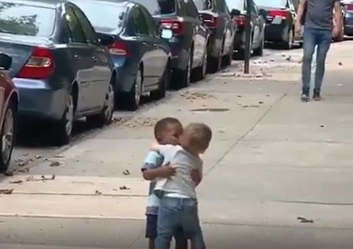 video virale abbraccio bambini