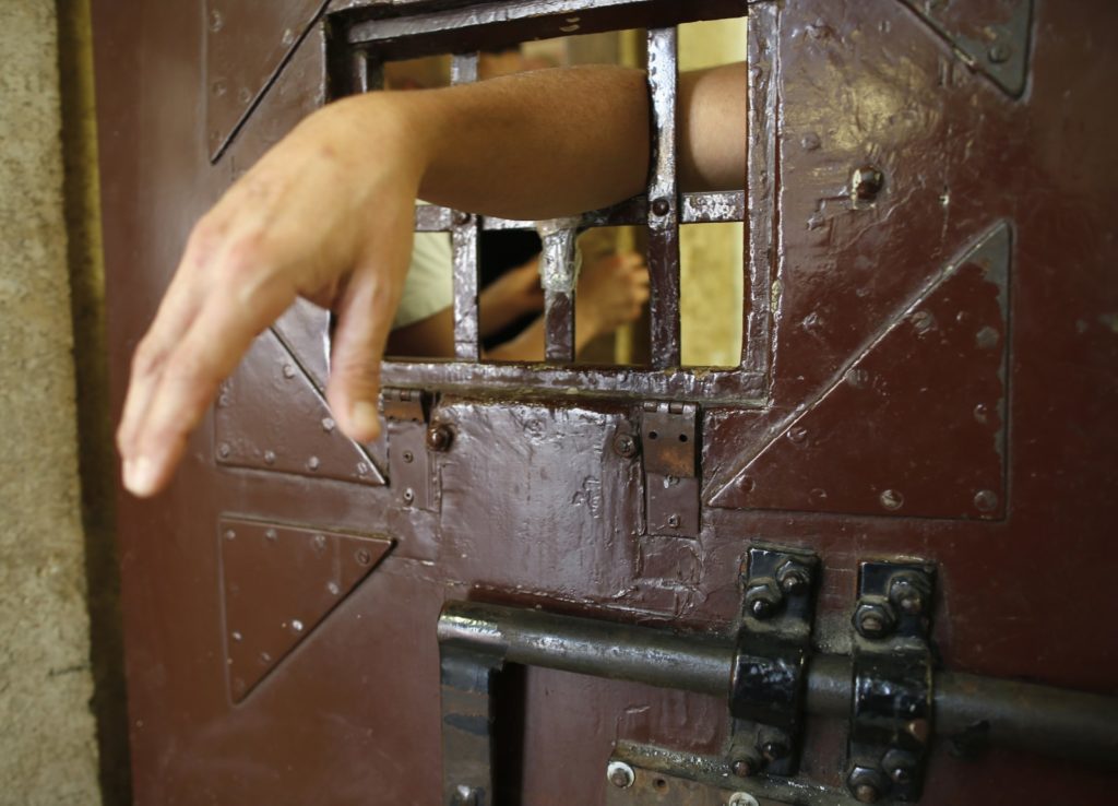 agenti arrestati torture detenuti