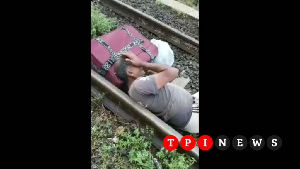 migrante indiano sdraiato binari protesta