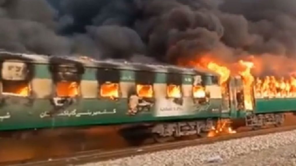 pakistan-incendio-treno-passeggeri-morti