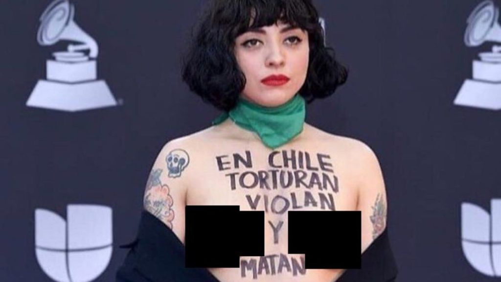 cile cantante seno protesta