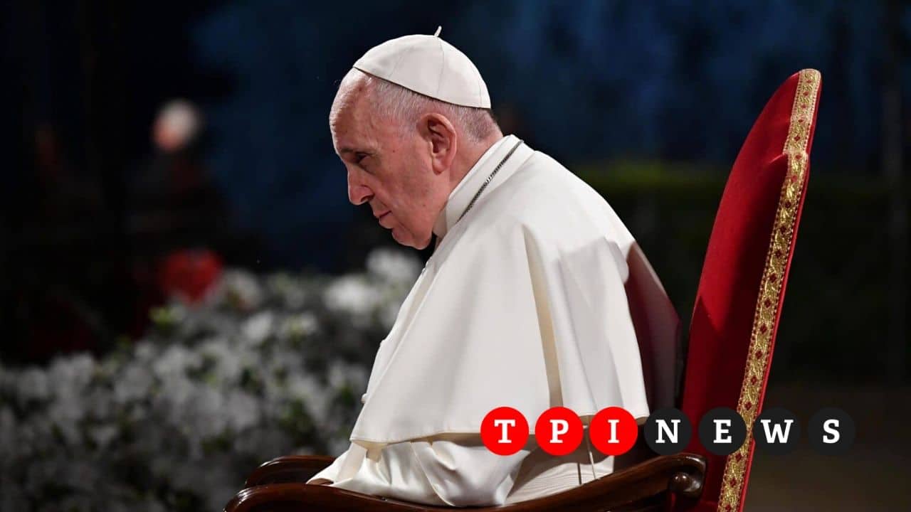 Cento preti e studiosi laici contro Papa Francesco: “Da lui atti sacrileghi, profanazioni e adorazioni idolatriche” - TPI