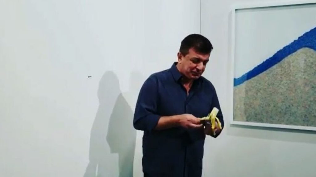 artista mangia banana cattelan