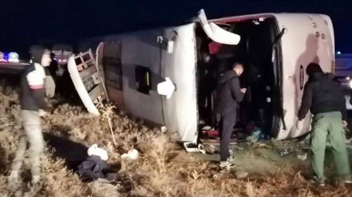 iran bus fuori strada morti