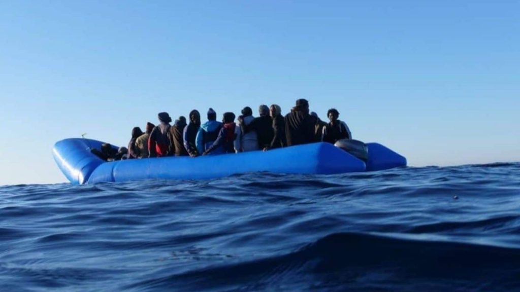 migranti barca in pericolo