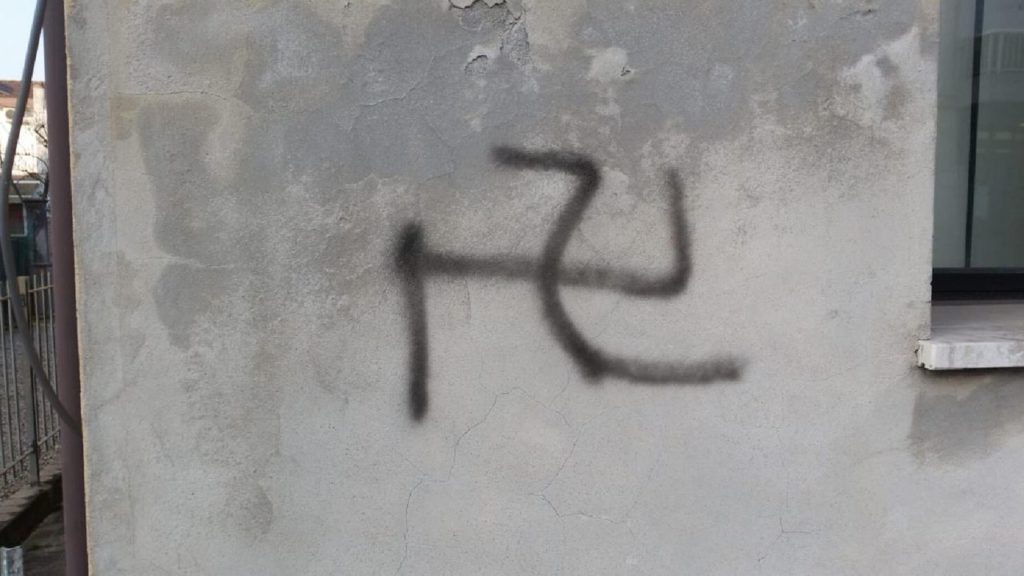 svastica seig heil casa figlia partigiano