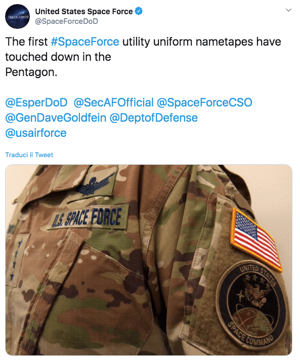 L'uniforme della US Space Force di Trump: la divisa dello spazio è derisa