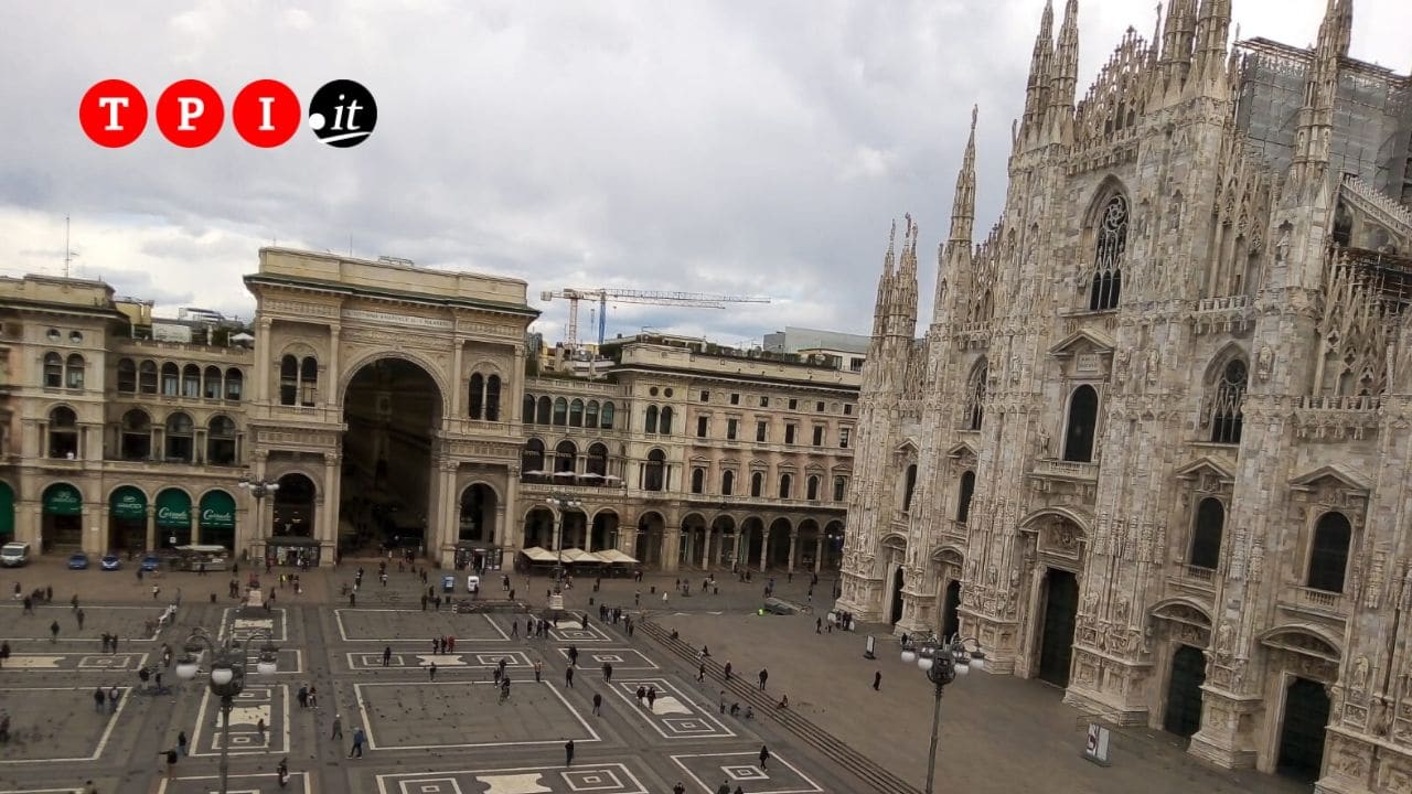 Coronavirus A Milano Piazza Duomo Semi Deserta In Pieno Giorno Foto