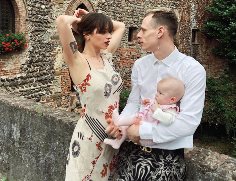 Achille Lauro Moglie E Figlia Bacio con Achille Lauro, la moglie di Boss Doms risponde alle critiche