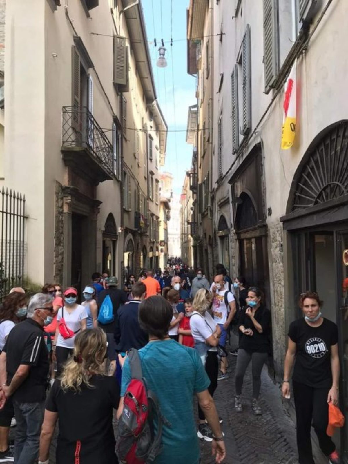 bergamo alta folla oggi 17 maggio