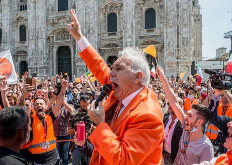 gilet arancioni milano