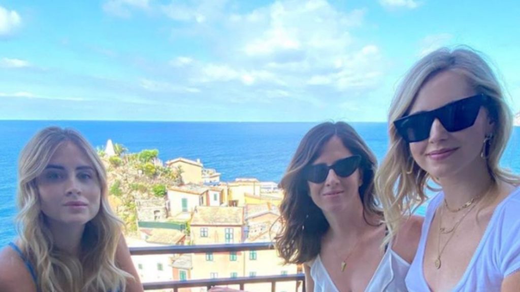 chiara ferragni sorella piedi