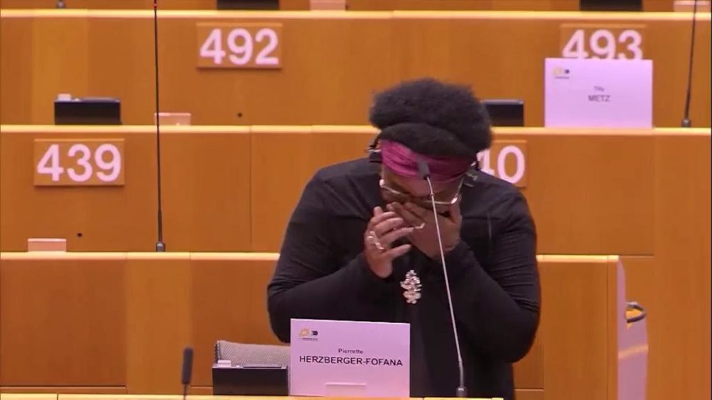 eurodeputata denuncia violenza