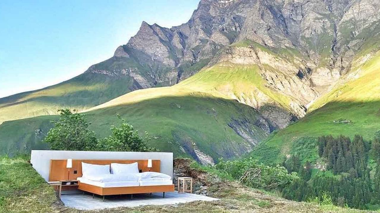 L’hotel “zero stelle” sulle Alpi è senza pareti e soffitto: l’esperienza è unica