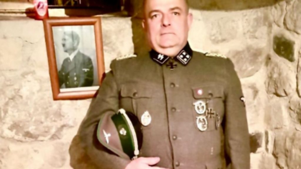 consigliere comunale vestito nazista