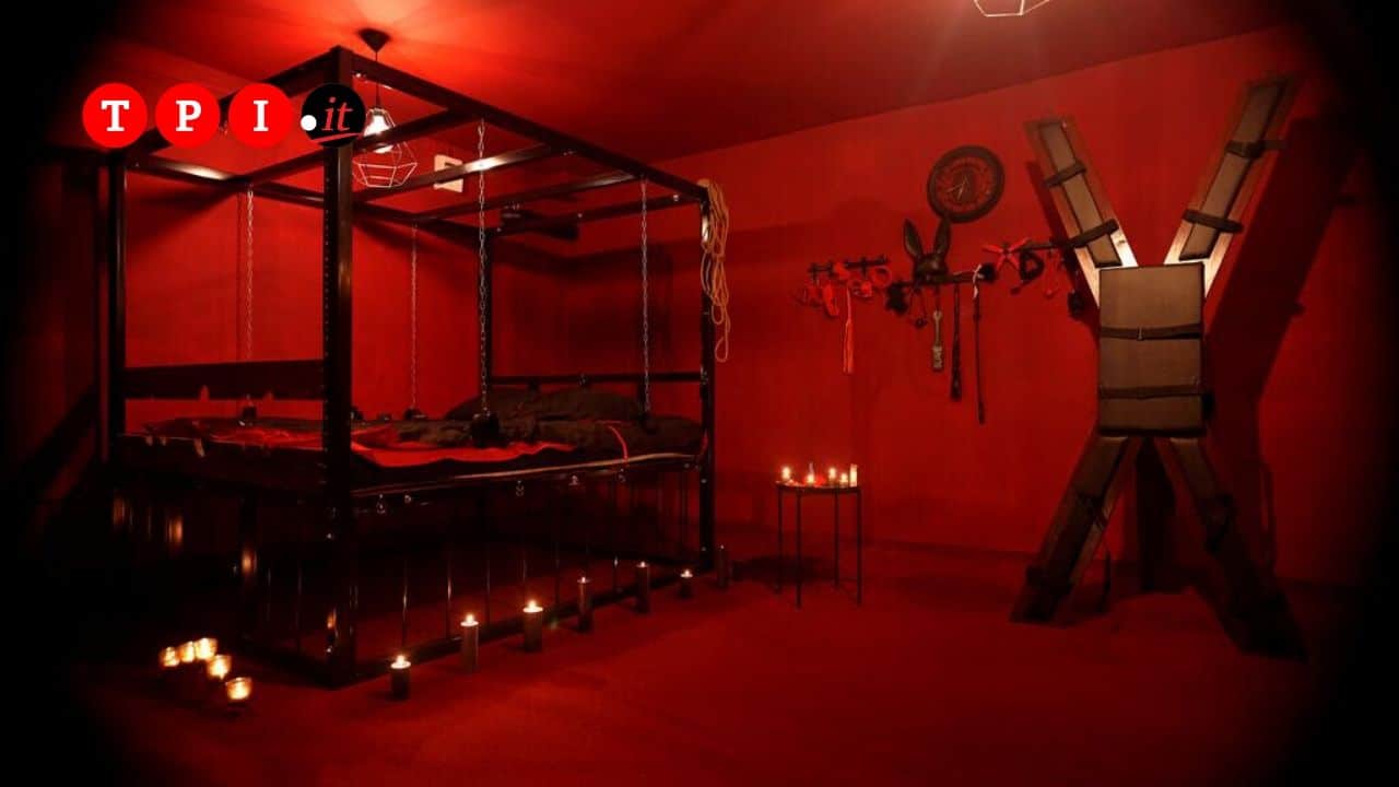 Включи red room. Red Room" красная комната  (1999) ужасы ". Красная комната редрум даркнет. Красная комната для утех. Красные комнаты ДАРКНЕТА что это.