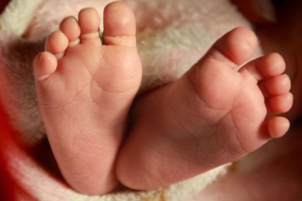 neonata nasce parcheggio clinica roma