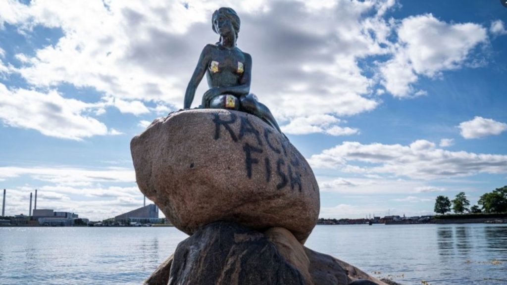 statua sirenetta Copenaghen vandalizzata