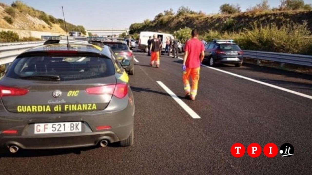Foggia, assalto a un portavalori: A14 bloccata per auto ...