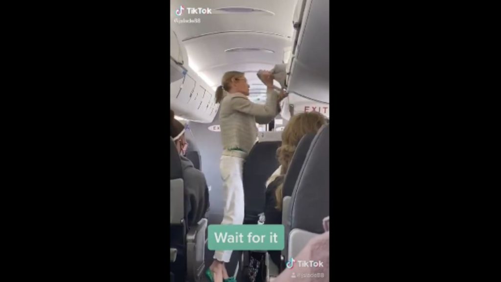 donna cacciata aereo