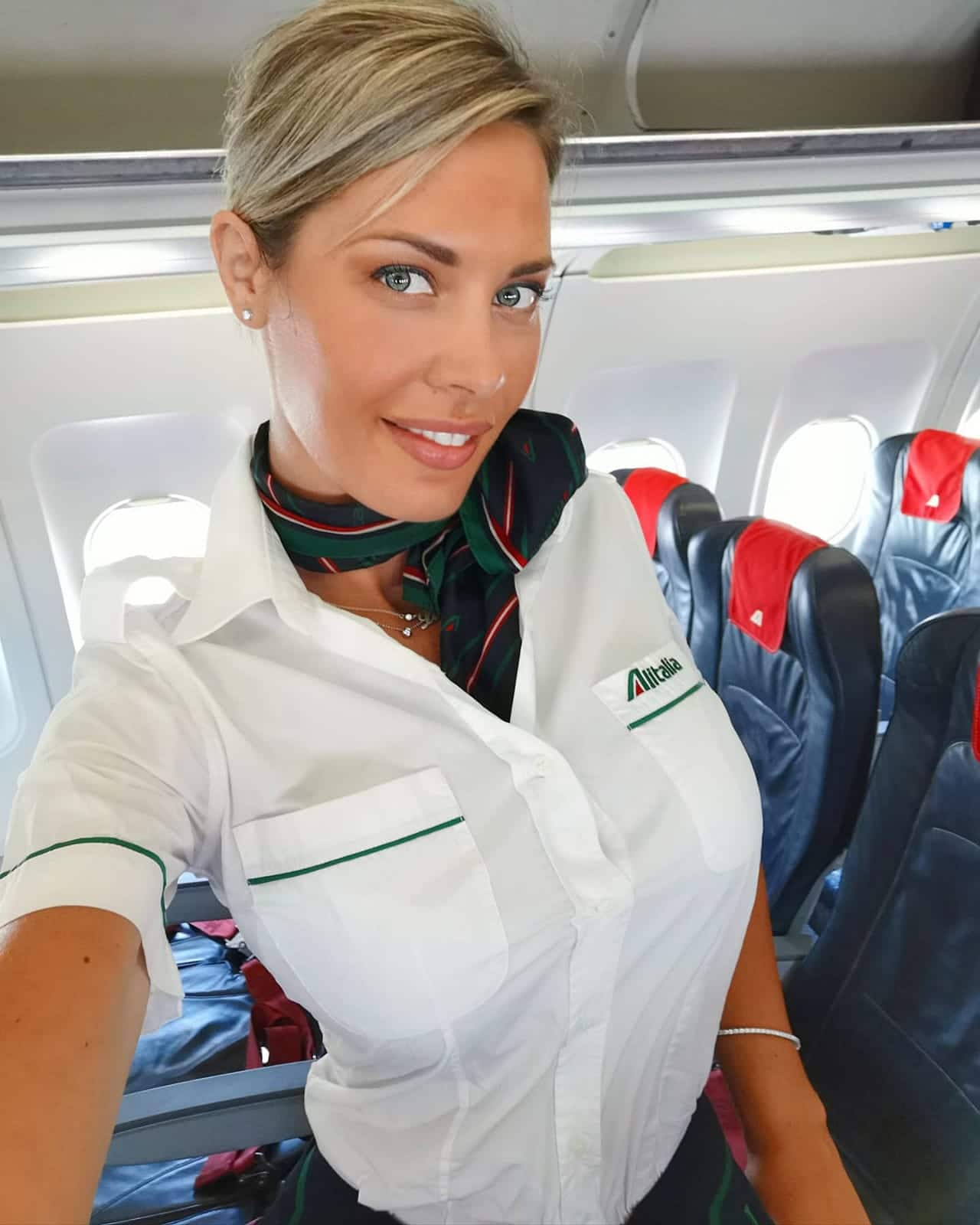 Come Si Diventa Hostess Di Volo Alitalia