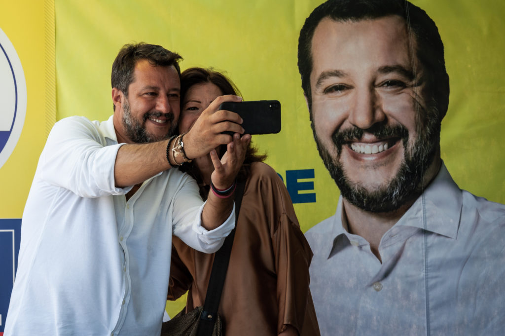 Salvini spalla selfie