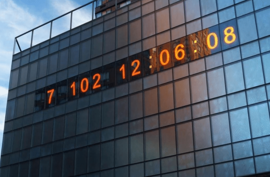 New York, spunta il Climate Clock, che segna quando la Terra collasserà