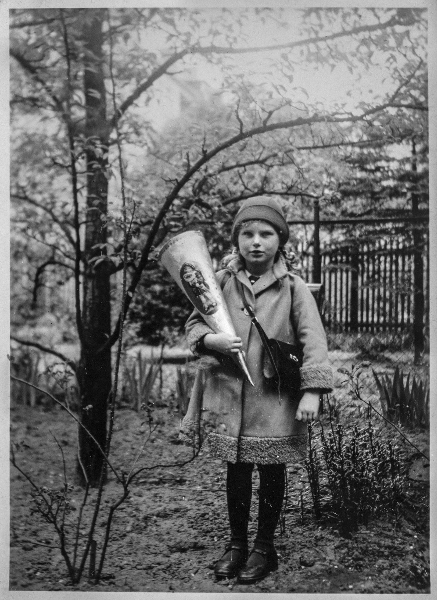 Evelyn all'età di 6 anni al primo giorno di scuola a Berlino, 1938