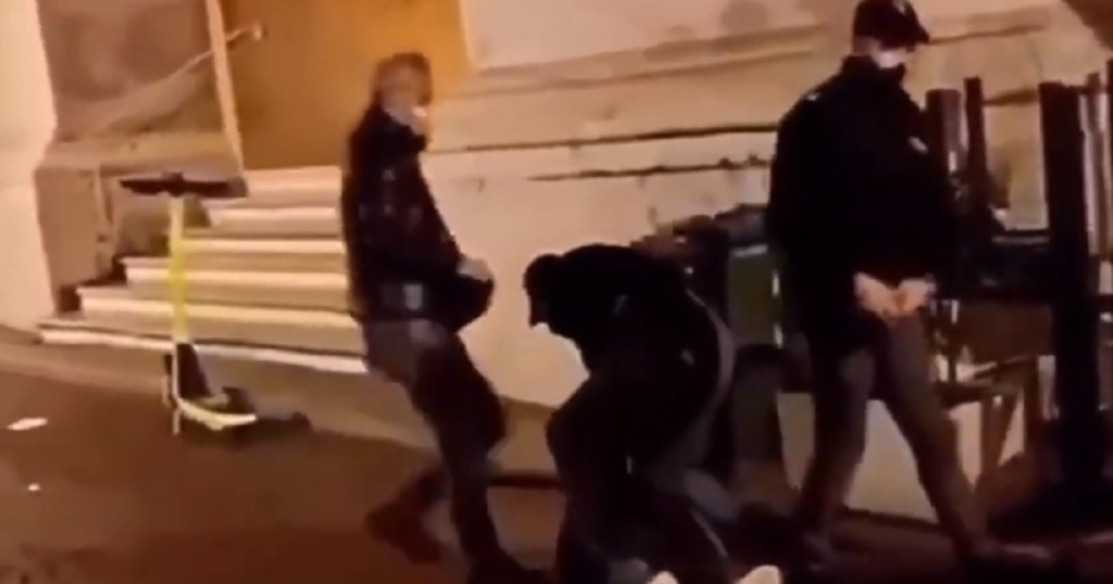 parma poliziotto calcio manifestante video