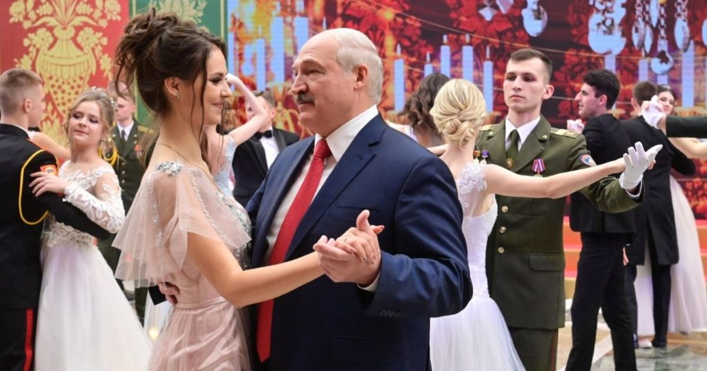 Lukashenko ballo capodanno mascherina