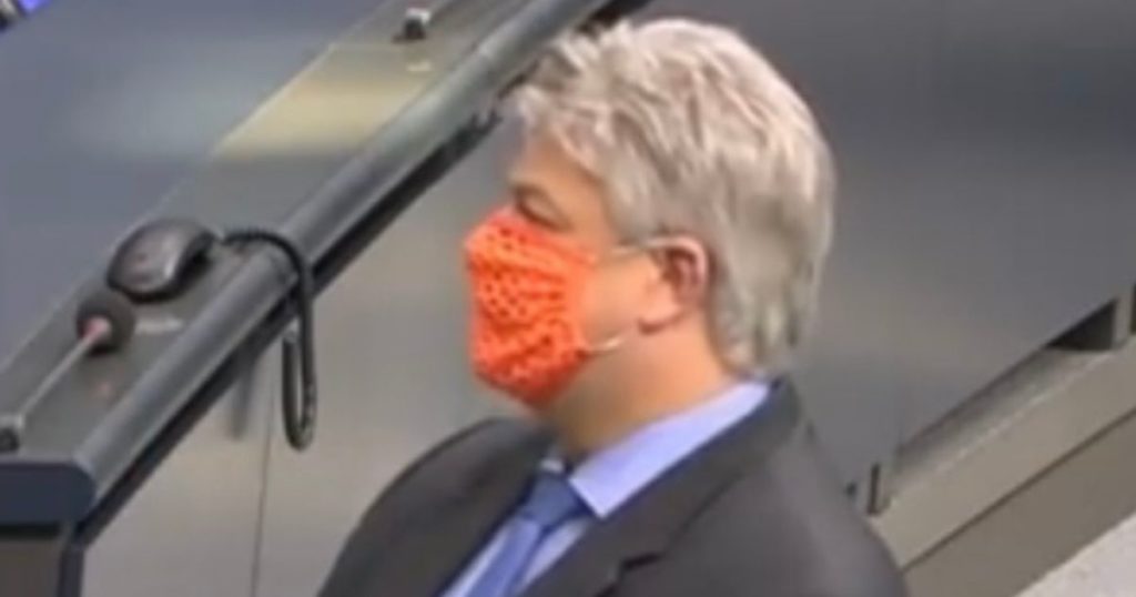 deputato tedesco mascherina bucata covid