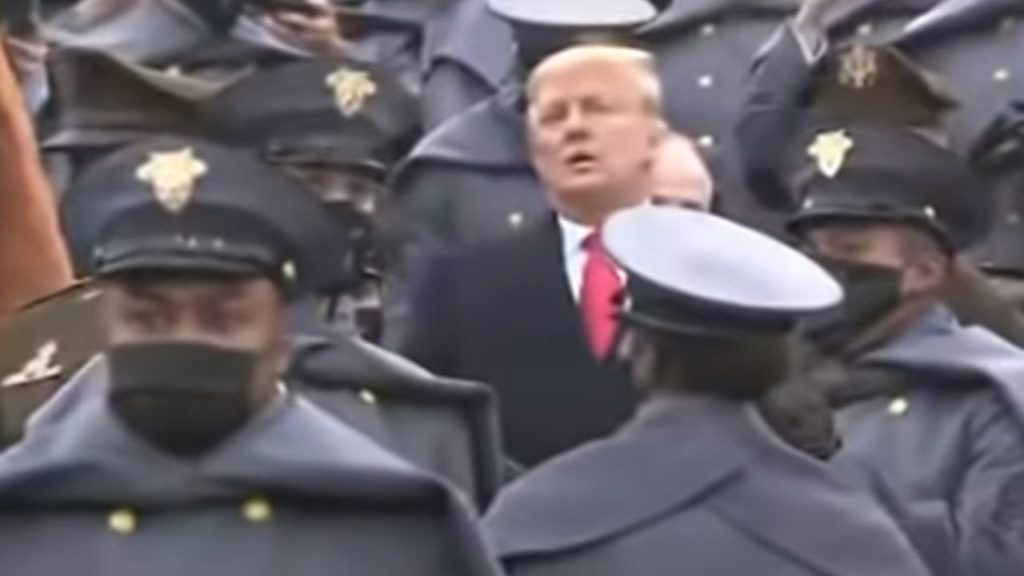 trump senza mascherina stadio