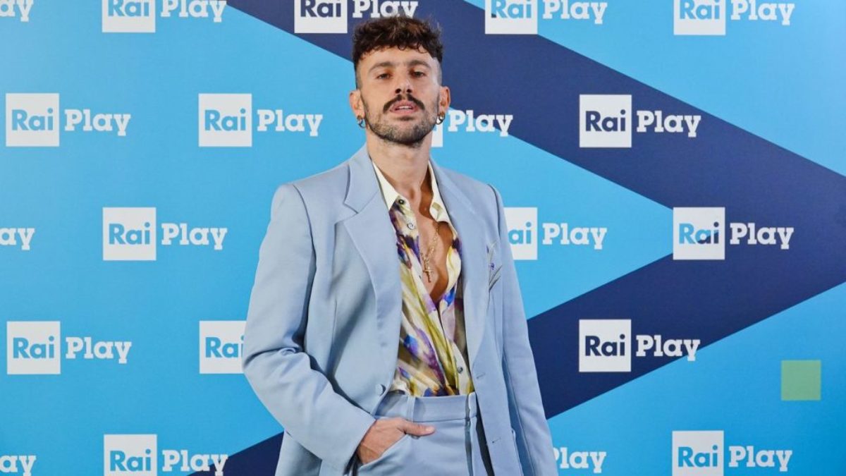Sanremo 2021, gli abiti di Aiello al Festival: look, stilista, vestiti