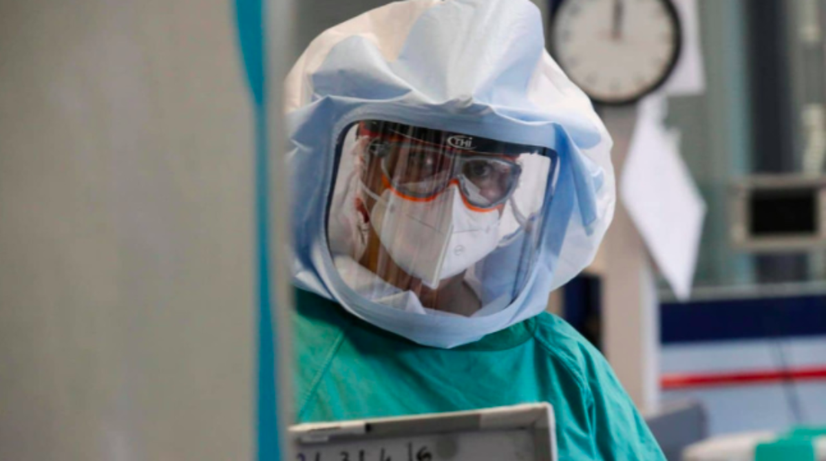 infermiera rifiuta vaccino