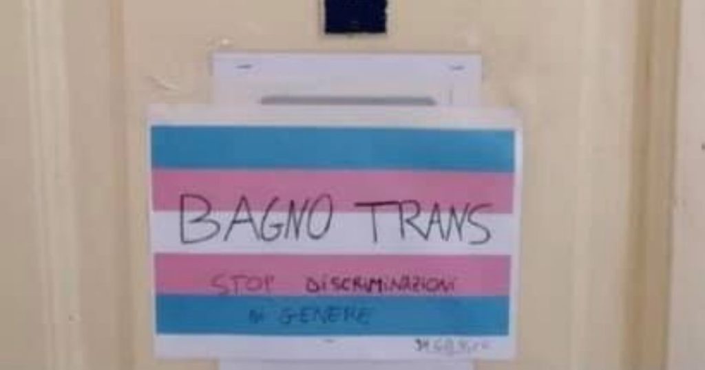 studente bagno trans
