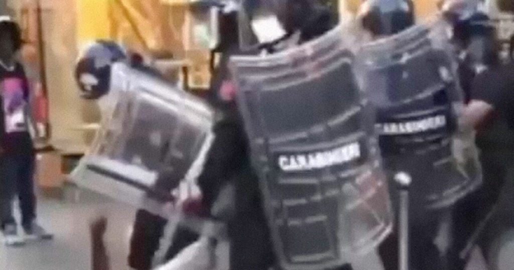 carabinieri milano ragazzi neri manganellati video