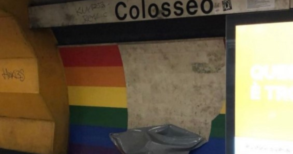 metro roma colosseo rainbow vandalizzata