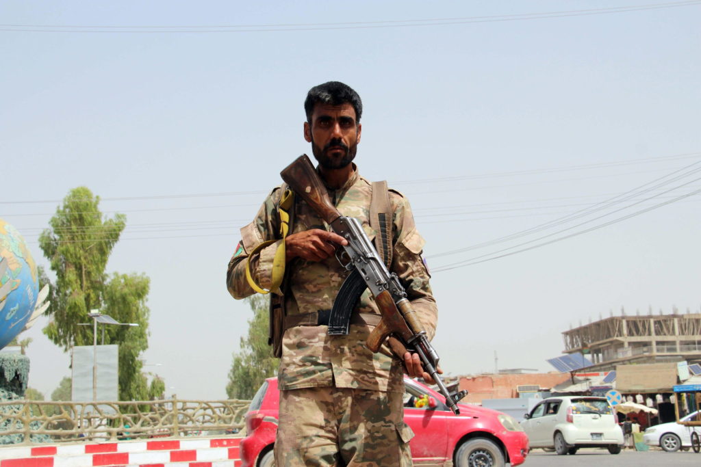 afghanistan lashkar gah talebani civili fuga scontri