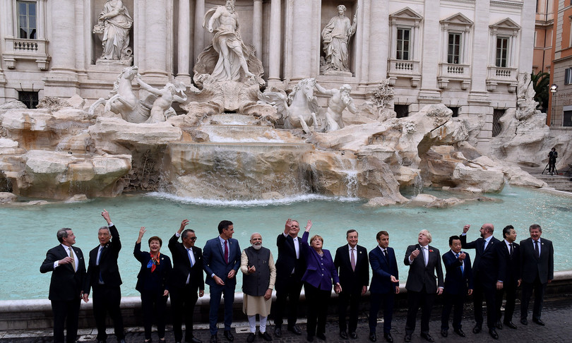 lancio monetina g20 roma fontana di trevi